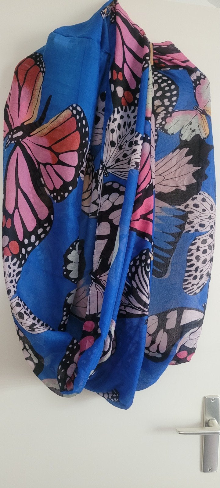 Madonna Apps Sjaal met vlinderprint - Blauw, Ophalen of Verzenden, Nieuw, Maat 46/48 (XL) of groter, Sjaal