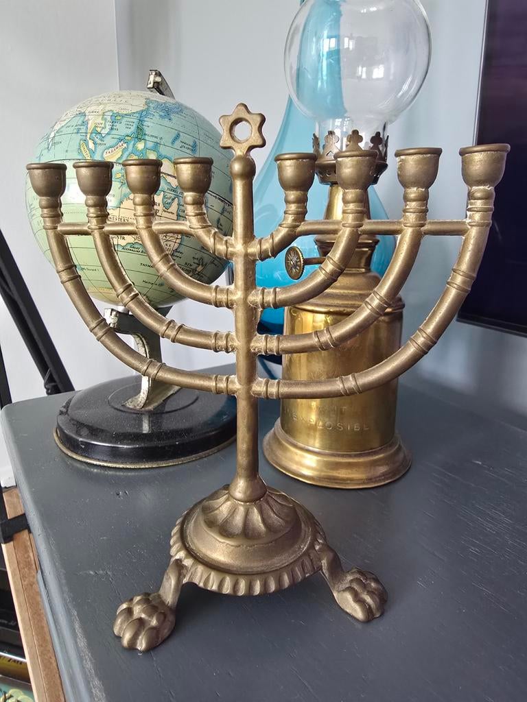 Antieke koperen of bronzen menorah kandelaar op 3 leeuwenpot, Antiek en Kunst, Ophalen of Verzenden, Koper of Brons