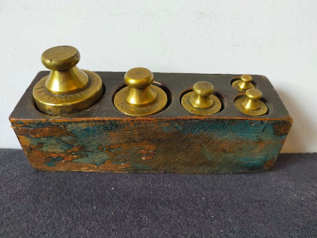 VINTAGE GEWICHTSET IN EEN HOUTEN BLOK, Ophalen of Verzenden