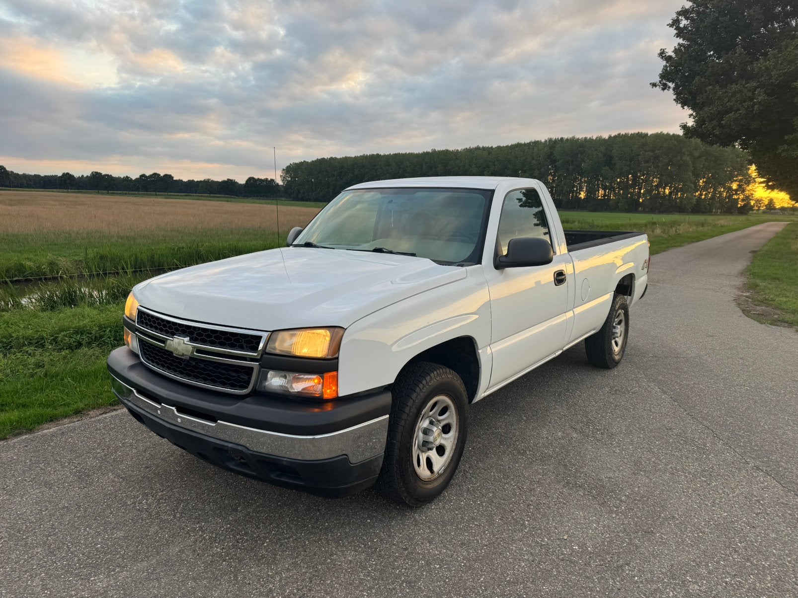 Chevrolet Silverado 1500 4x4 V6 – Ex US Army – BTW-auto, Auto's, Chevrolet, Automaat, Beige, 4300 cc, Wit