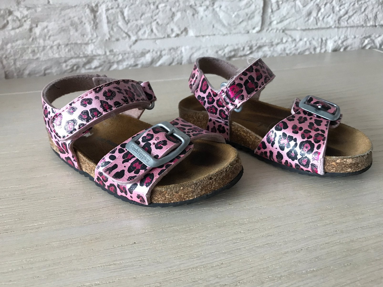 Roze sandaaltjes met klittenband HUSH PUPPIES..maat 24, Kinderen en Baby's, Kinderkleding | Schoenen en Sokken, Ophalen, Zo goed als nieuw