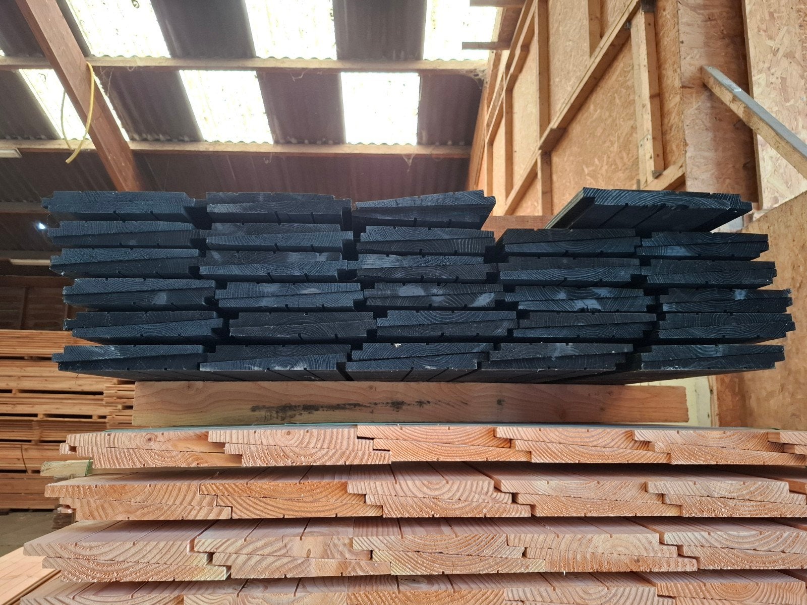 Partij 56 st zwarte zweeds rabat planken 4 m bezorgen mogeli, Tuin en Terras, Palen, Balken en Planken, Ophalen, Nieuw, 250 cm of meer