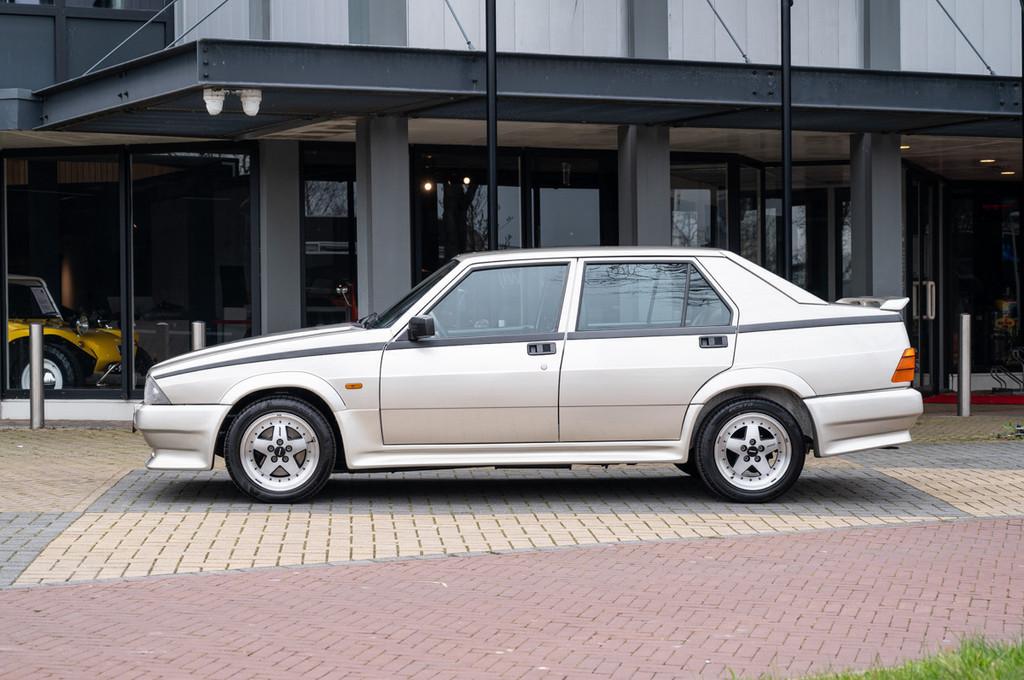 Alfa Romeo 75 1.8 Turbo Zender (bj 1988), Auto's, Oldtimers, Stof, Zwart, 4 stoelen, Origineel Nederlands