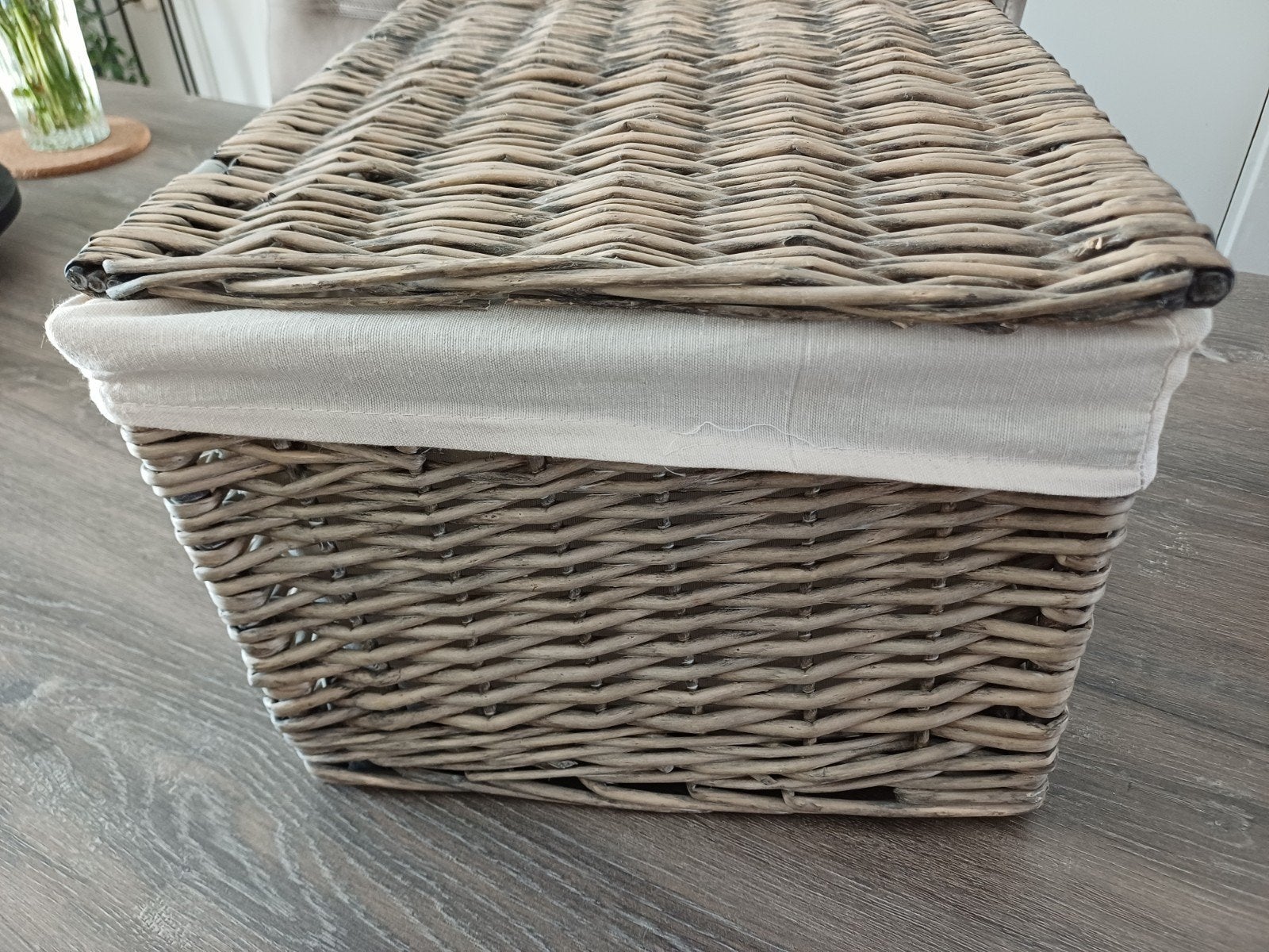 Rieten mand met voering en deksel., Huis en Inrichting, Woonaccessoires | Schalen en Manden, Ophalen of Verzenden, Gebruikt, Rechthoekig