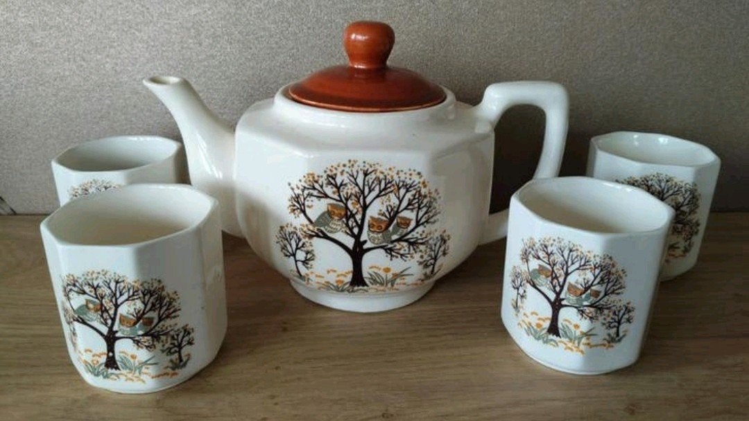 Vintage theepot en 4 mokken met uilen en bomen decor, Huis en Inrichting, Keuken | Servies, Keramiek, Overige typen, Ophalen of Verzenden