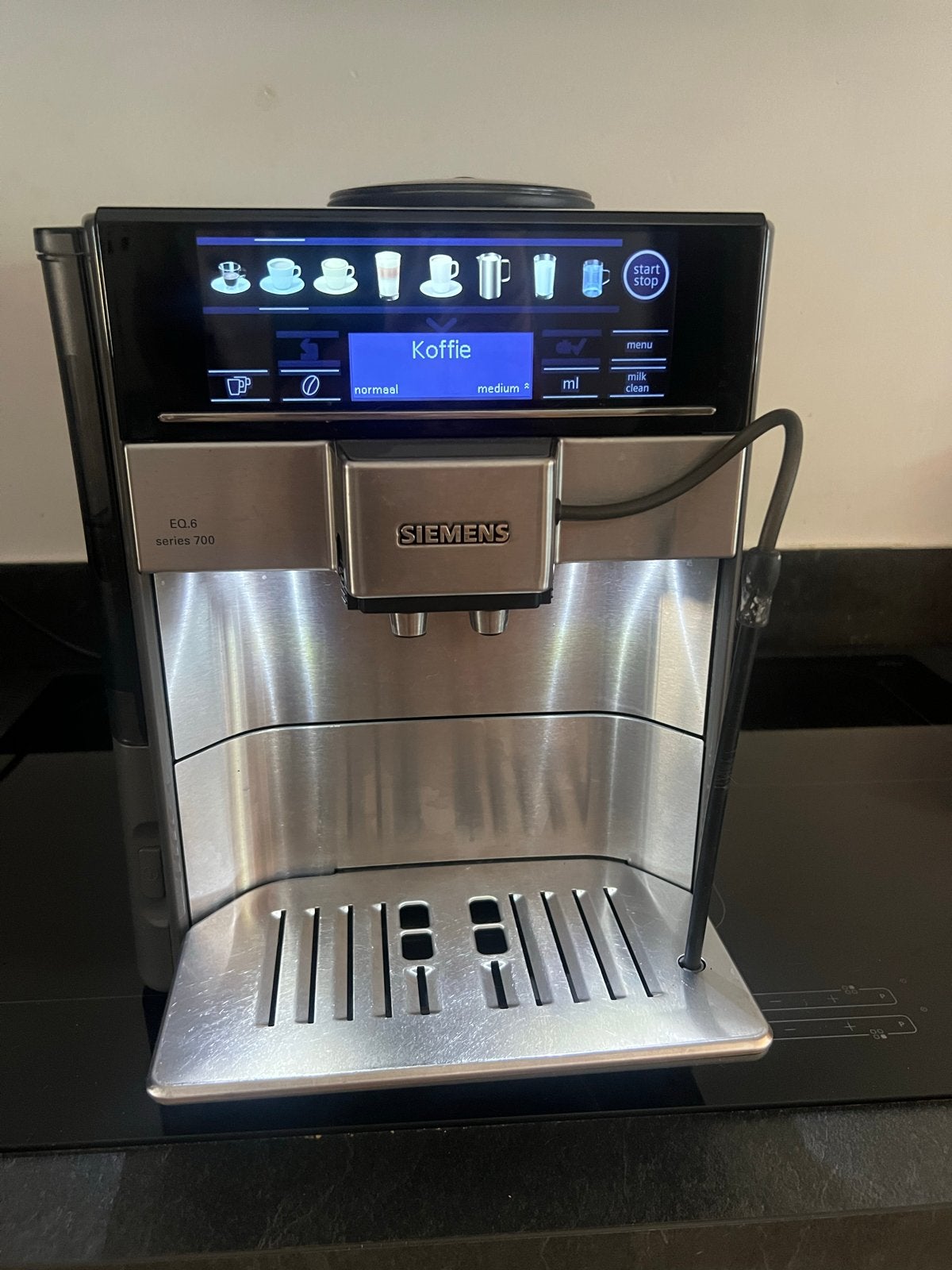 Siemens EQ.6 series 700 volautomatische bonenmachine, Witgoed en Apparatuur, Koffiezetapparaten, Ophalen, Afneembaar waterreservoir