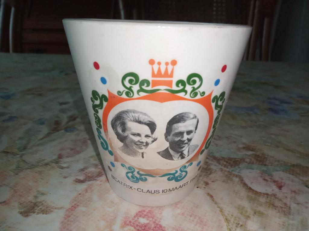 Beker porselein tgv huwelijk Beatrix en Claus 10 maart 1966, Ophalen of Verzenden