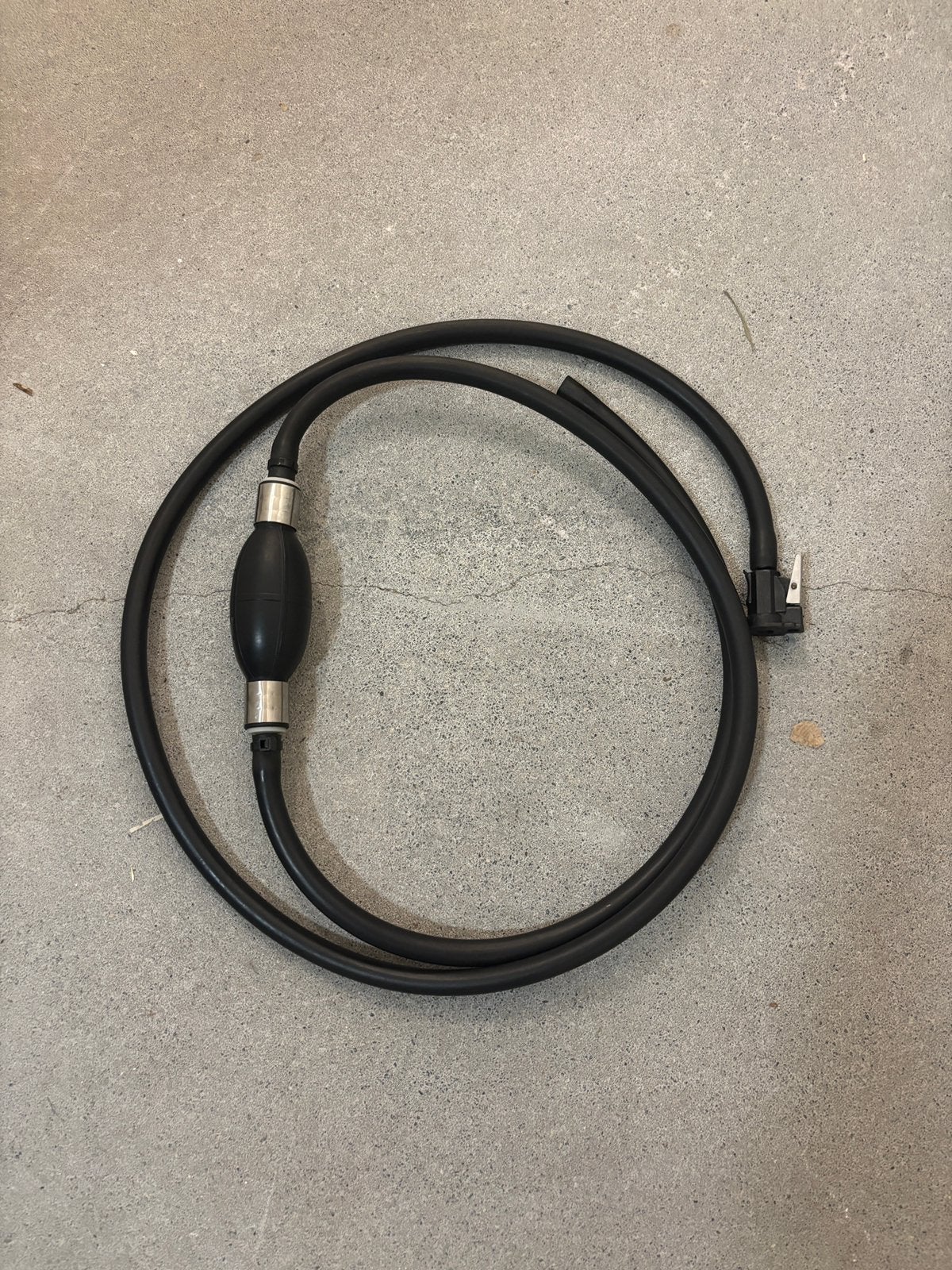 Benzineslang / brandstofslang met connector 2,1 m, Ophalen of Verzenden, Zo goed als nieuw, Motor en Techniek, Zeilboot of Motorboot