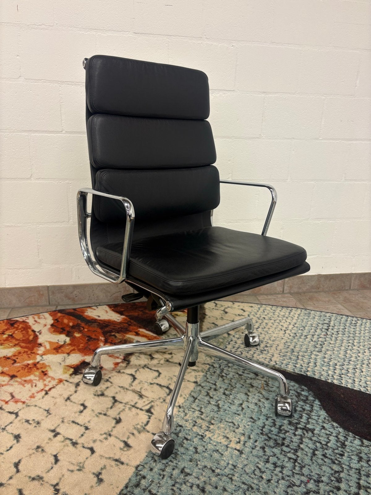Vitra EA119 Bureaustoel - Zwart Leer, Huis en Inrichting, Bureaustoelen, Ophalen, Nijverheidsweg 13b, Zwart, Zo goed als nieuw