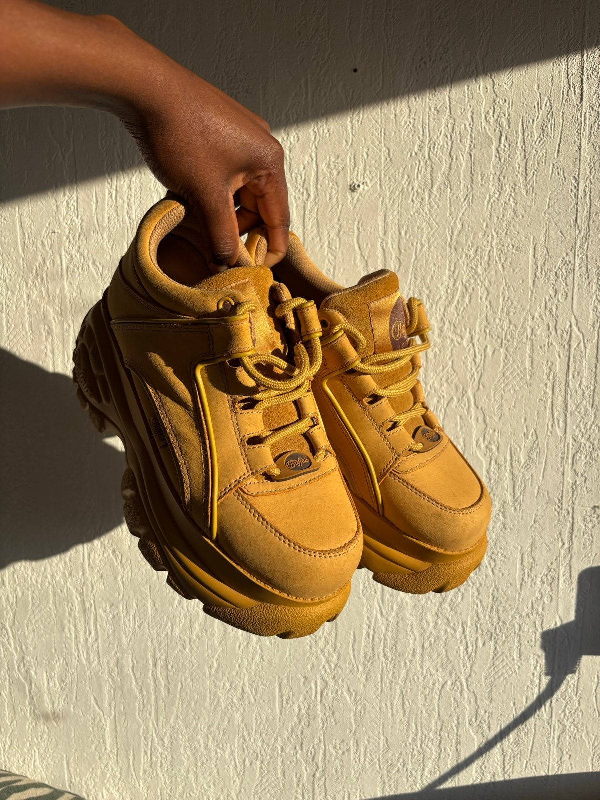 Buffalo London sneakers maat 39 geel, Kleding | Dames, Schoenen, Ophalen of Verzenden, Zo goed als nieuw, Geel, Sneakers of Gympen