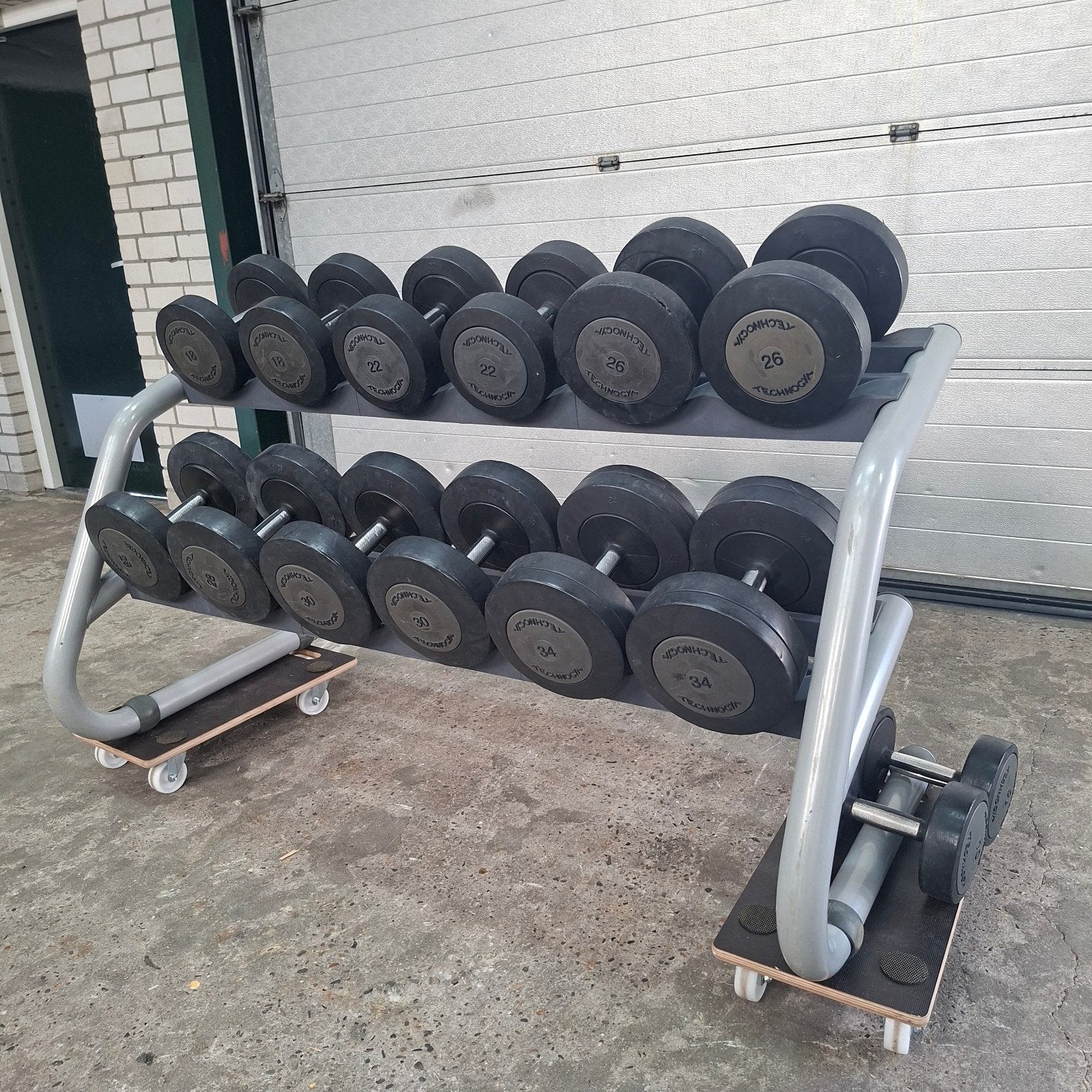 Technogym Dumbells Set 10 tot 34 kilo + Technogym Rack, Sport en Fitness, Fitnessmaterialen, Ophalen, Zo goed als nieuw, Dumbbell