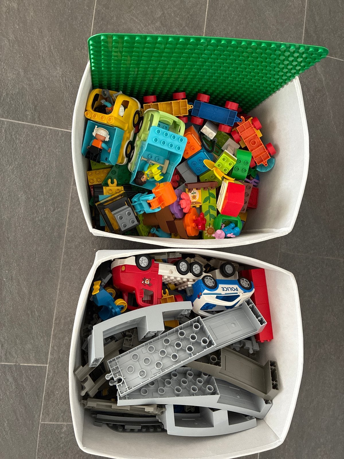 Grote partij Duplo in 2 IKEA bakken: trein, voertuigen, bouw, Ophalen, Gebruikt, Inclusief extra onderdelen, Duplo