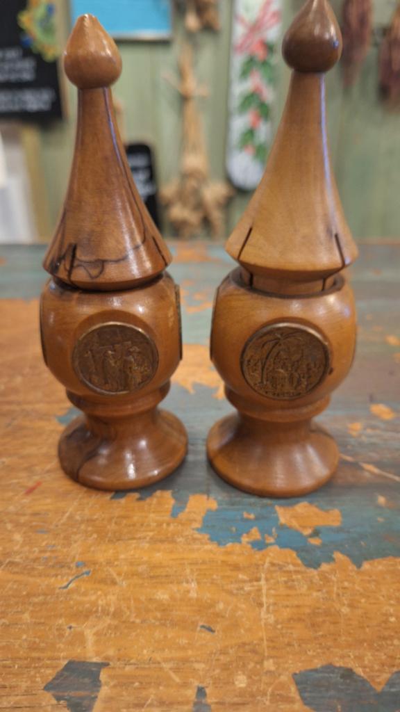 2 Vintage Judaica Olijfhouten Besamim Container, Ophalen of Verzenden