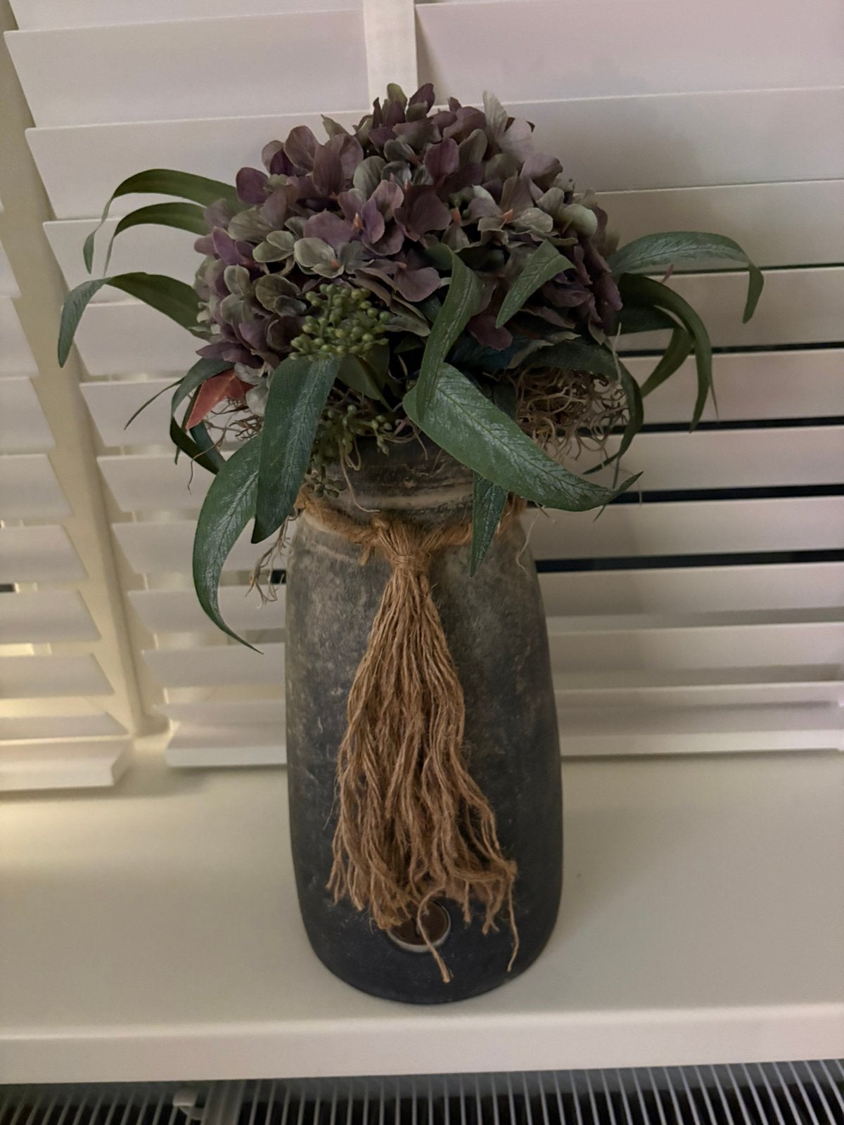 Landelijke nieuwe vaas Bruynxz met mooie hortensia paars, Huis en Inrichting, Inclusief decoratie, Ophalen of Verzenden, Zo goed als nieuw