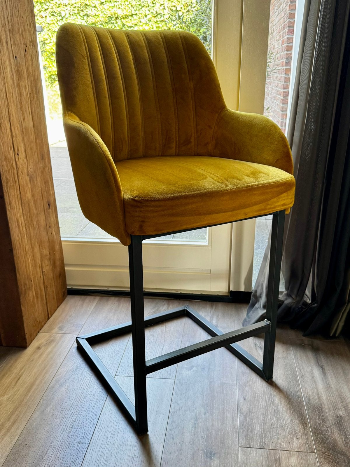 2x okergele barkrukken, Huis en Inrichting, 2 krukken, Ophalen, Zo goed als nieuw, 60 tot 90 cm