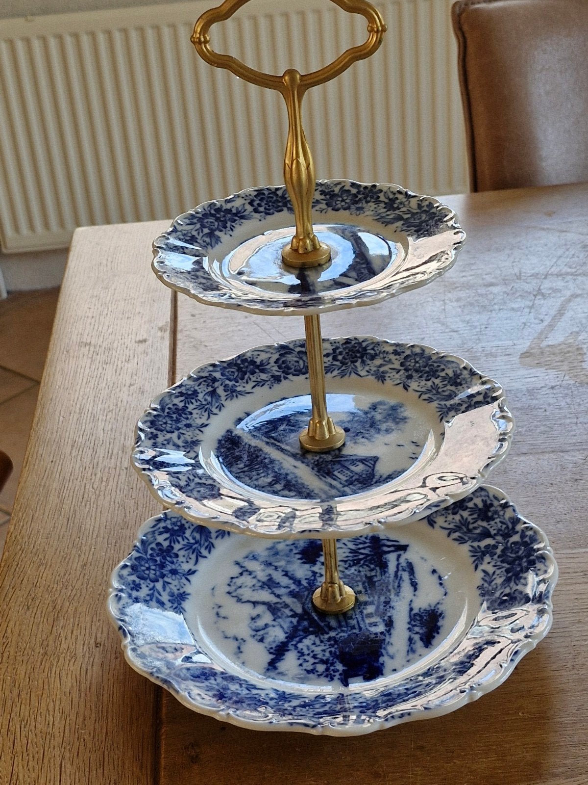 Etagère met blauwe borden, ca. 37 cm hoog, Ophalen of Verzenden, Gebruikt