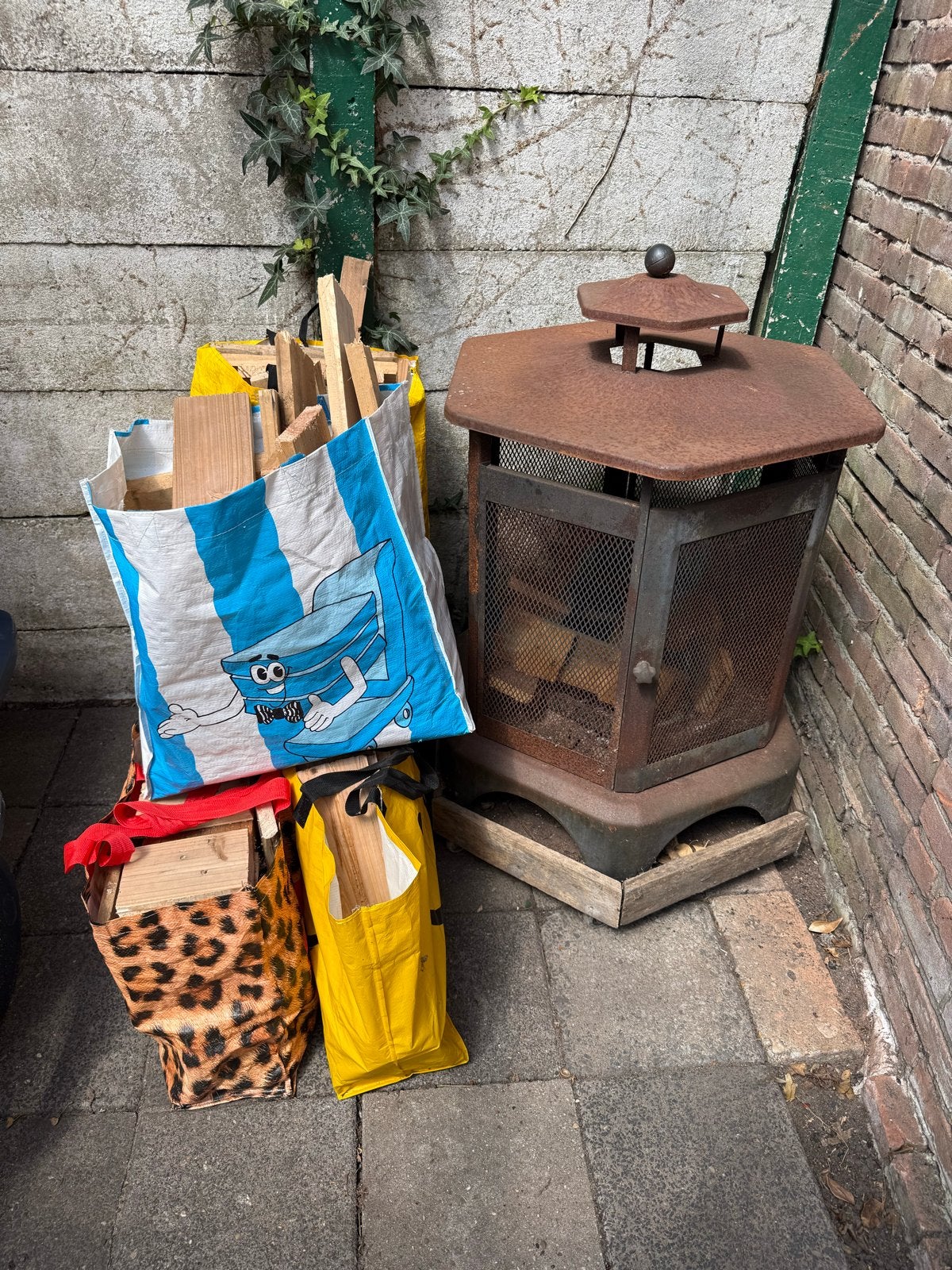 Vuurkorf op plateau met wieltjes + 6 tassen hout, Ophalen, Gebruikt, Vuurkorf