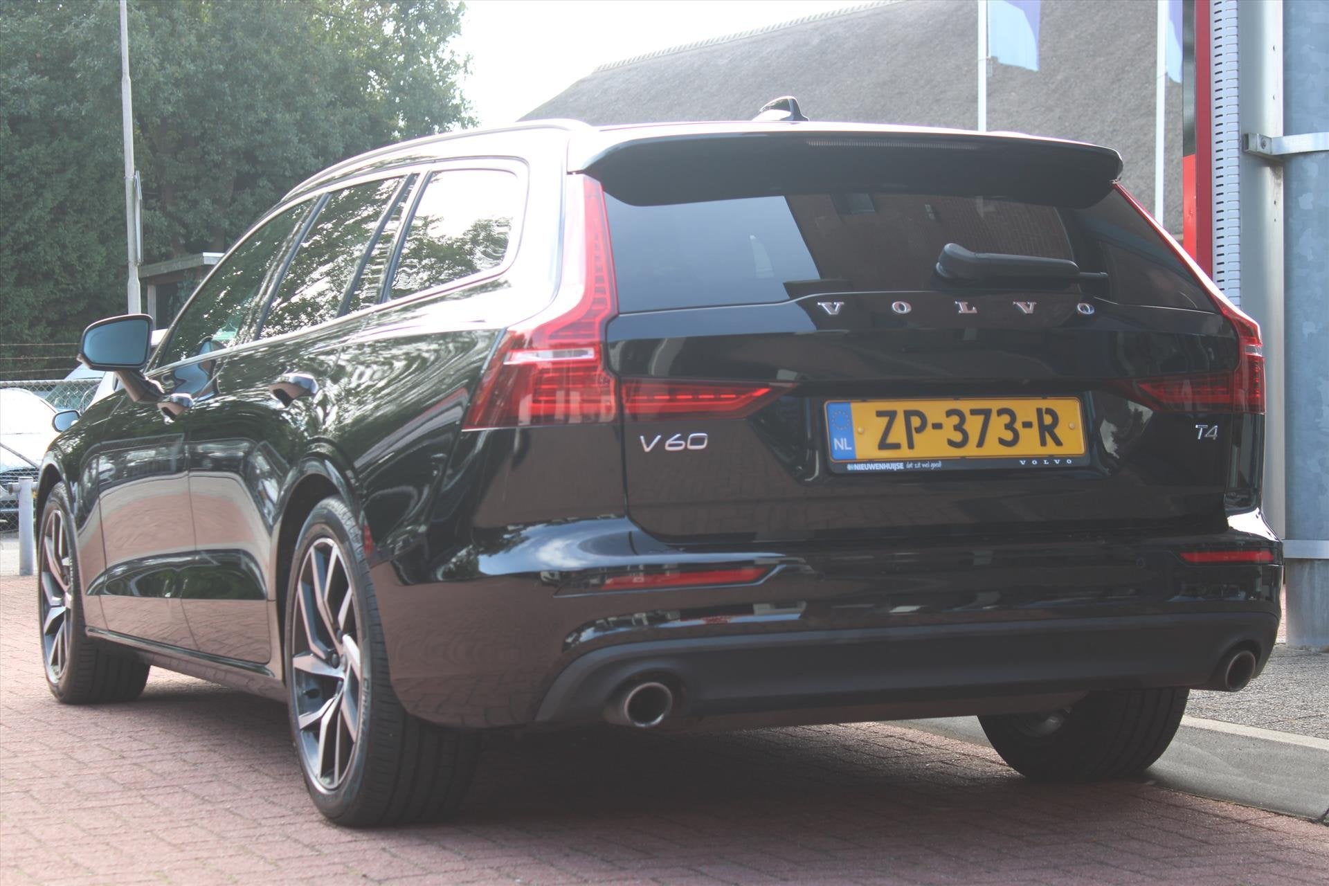 VOLVO V60 T4 *Momentum Pro* | 190PK | Camera | Vol- Leder |, 1969 cc, Zwart, 1603 kg, 93 €/maand