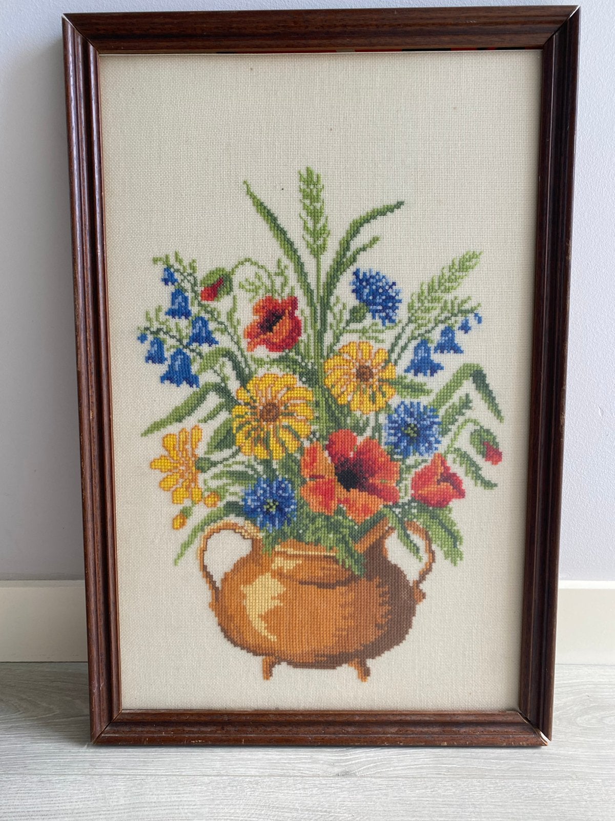 Geborduurd & ingelijst bloemen in koperen vaas -vintage, Hobby en Vrije tijd, Ophalen of Verzenden, Zo goed als nieuw, Overige typen