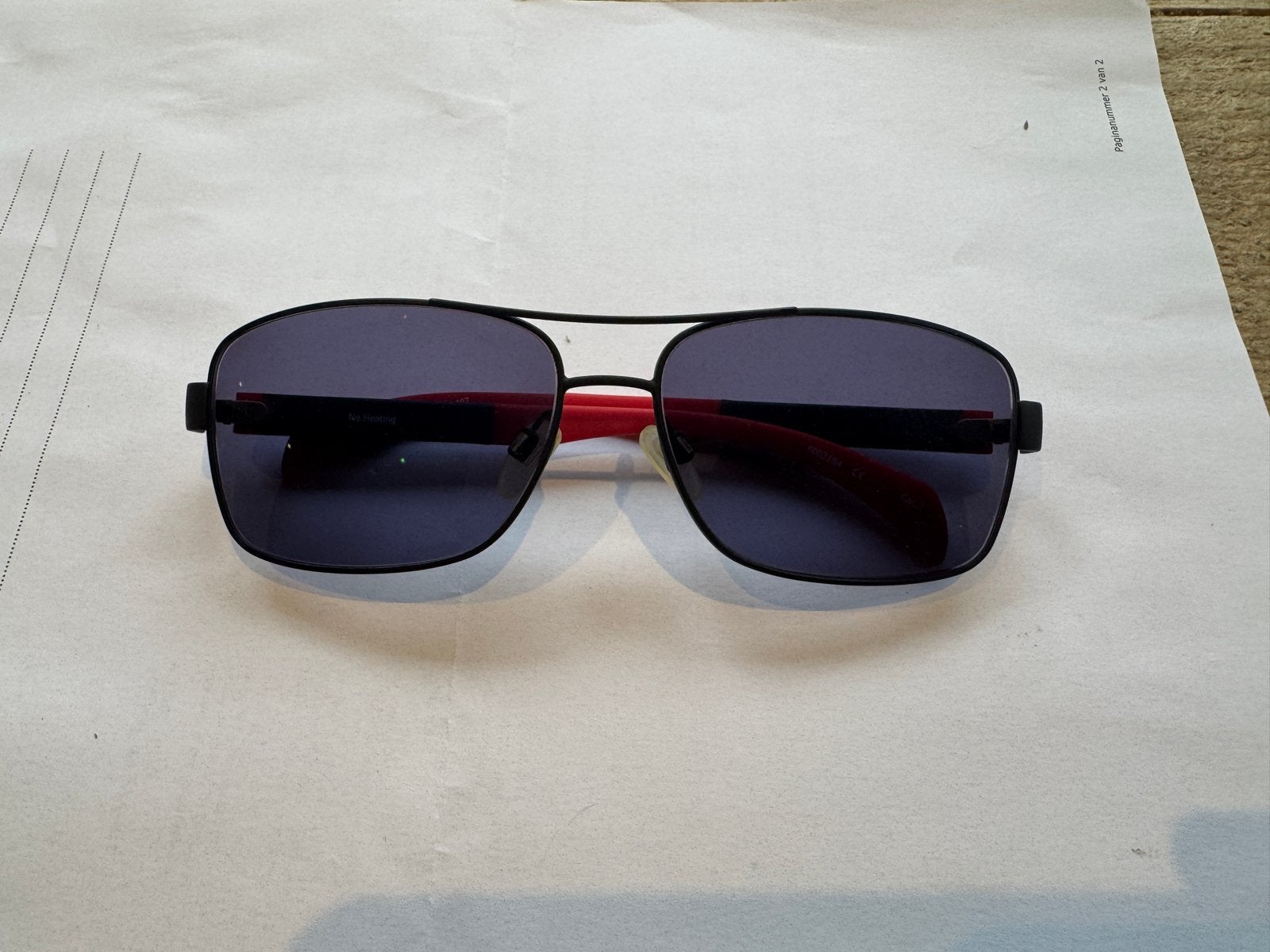 Tommy Hilfiger Zonnebril Zwart/Rood met etui, Overige merken, Gebruikt, Zonnebril, Zwart