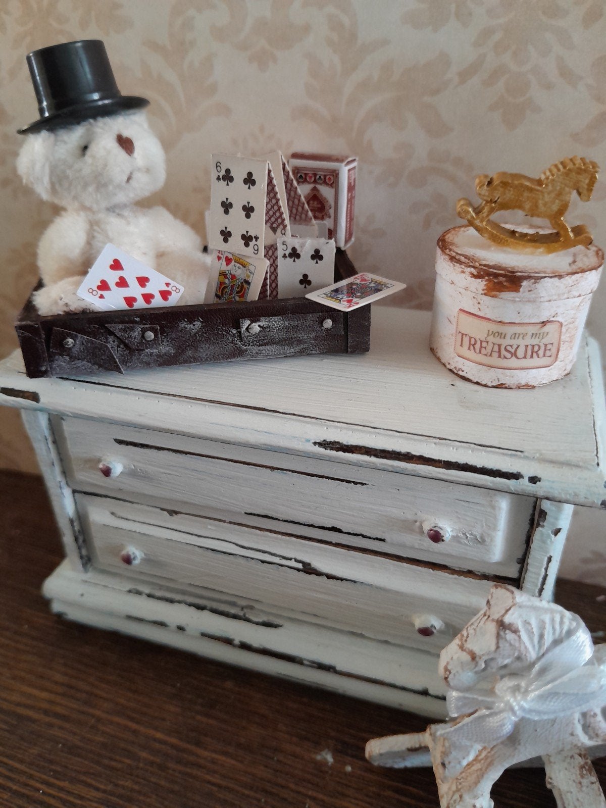♣️  PPH 1.12 OUDE BROCANTE VERWEERDE KOFFER MET SPEELGOED ♣️, Ophalen of Verzenden, Nieuw, Poppenhuis