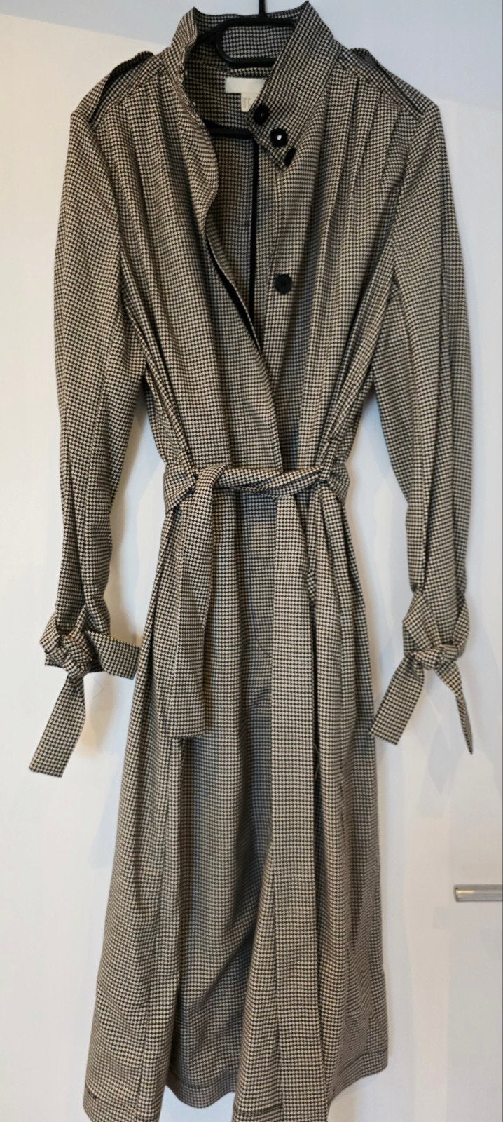 H&M Trenchcoat met pied-de-poule print, Kleding | Dames, Jassen | Zomer, Maat 38/40 (M), H&M, Zwart, Ophalen of Verzenden