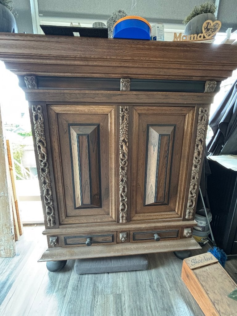 Kast met prachtig houtsnijwerk, Ophalen