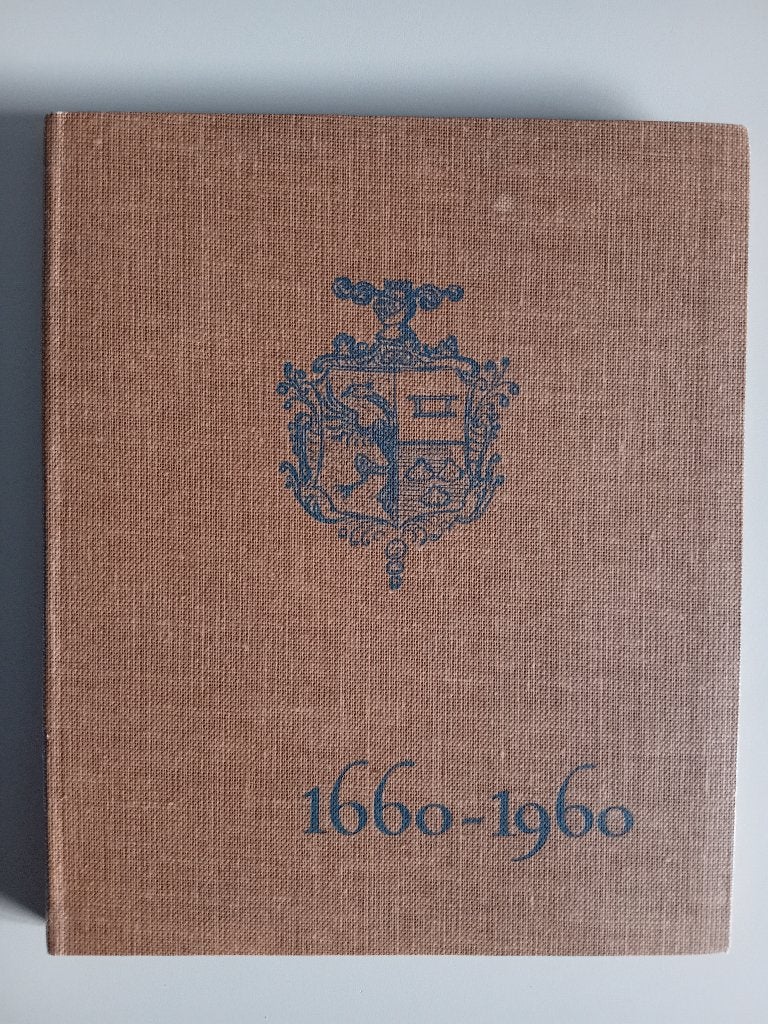 CLARIJS - 1661- 1960 300 JAAR MAKKUMER AARDEWERK 1960 €10, Antiek en Kunst, Antiek | Keramiek en Aardewerk, Ophalen of Verzenden