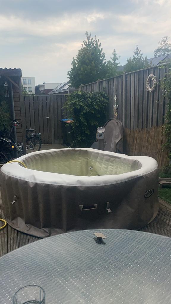 Jacuzzi met lekken en defecte pomp - voor de handige klusser, Ophalen of Verzenden, Gebruikt, Opblaasbaar