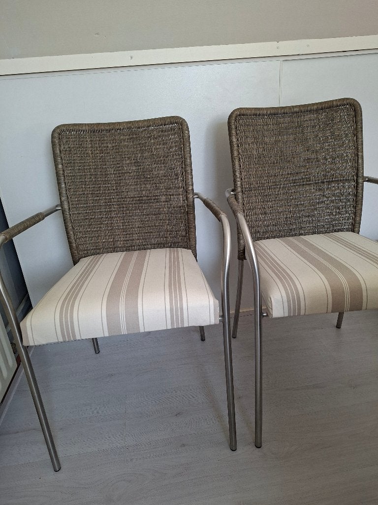 2 stoelen, NIEUW GESTOFFEERD, 2 stapelbare  terrasstoelen, Ophalen, Gebruikt, Grijs, Kunststof
