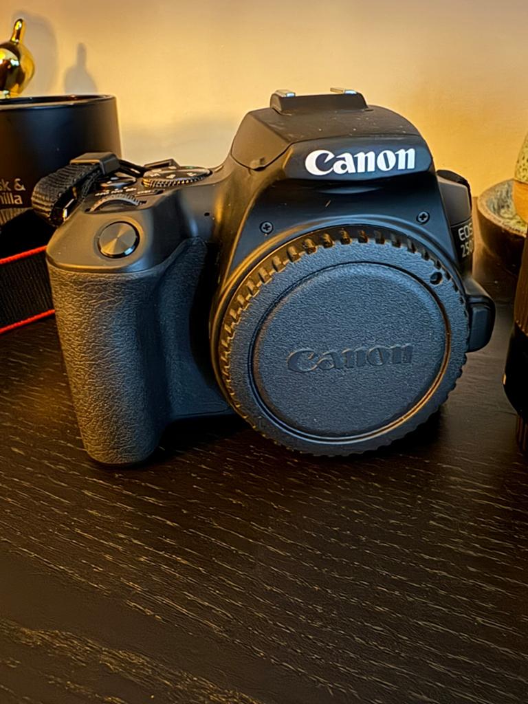Canon EOS 250D met 18-55mm lens en camera tas kit, Spiegelreflex, Canon, Ophalen of Verzenden, Zo goed als nieuw