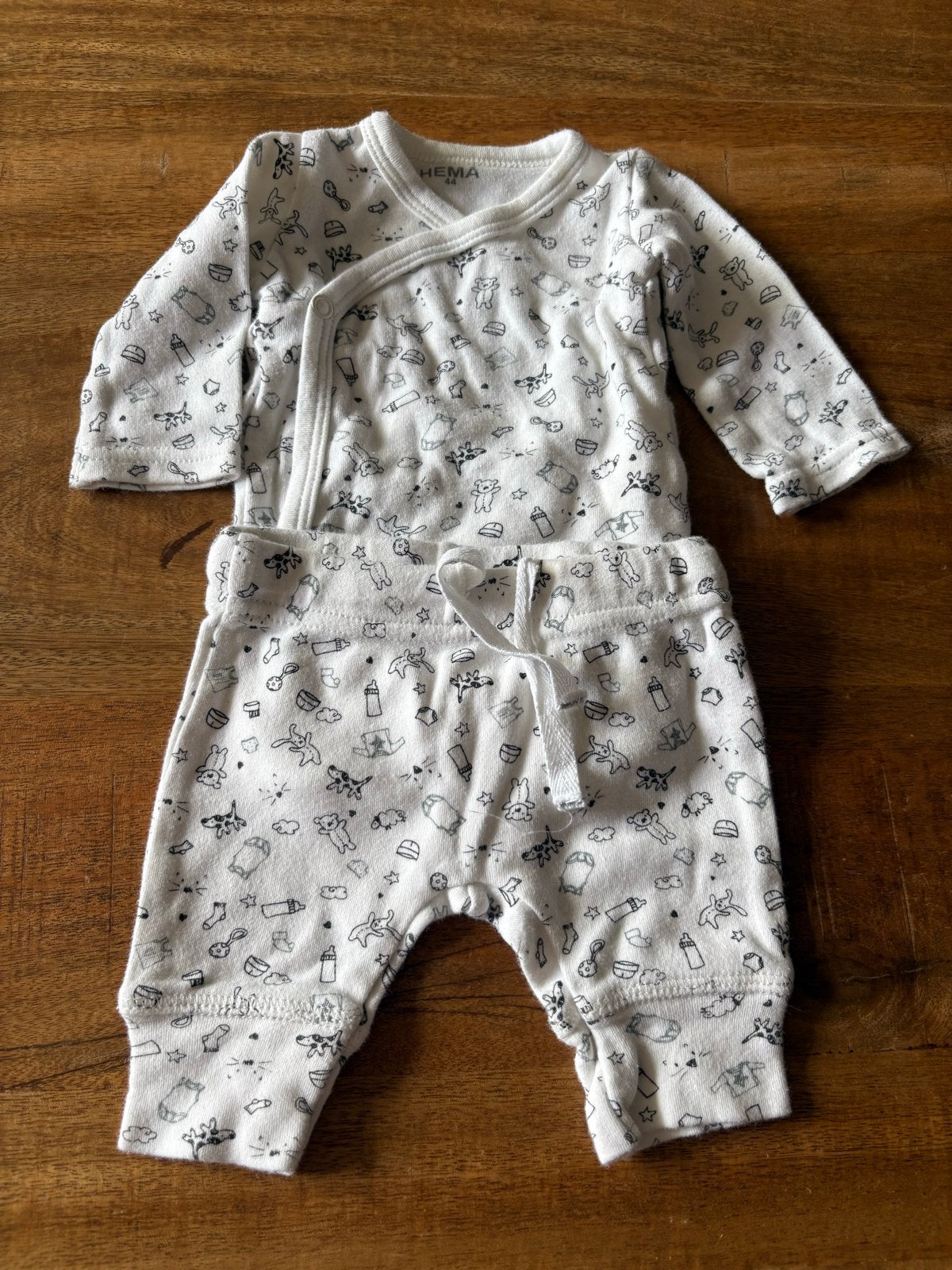 Hema overslagromper en broekje wit met print maat 44, Ophalen of Verzenden, Zo goed als nieuw, Jongetje of Meisje, Setje