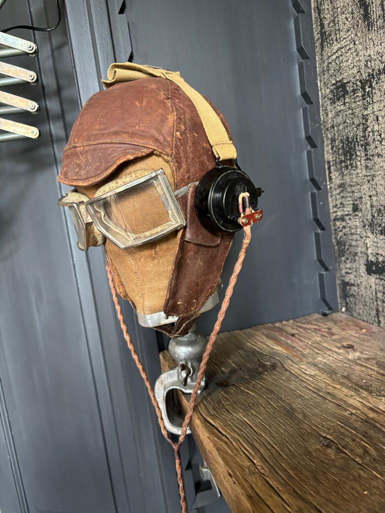 Vintage pilotenhelm met bril en koptelefoon, Ophalen