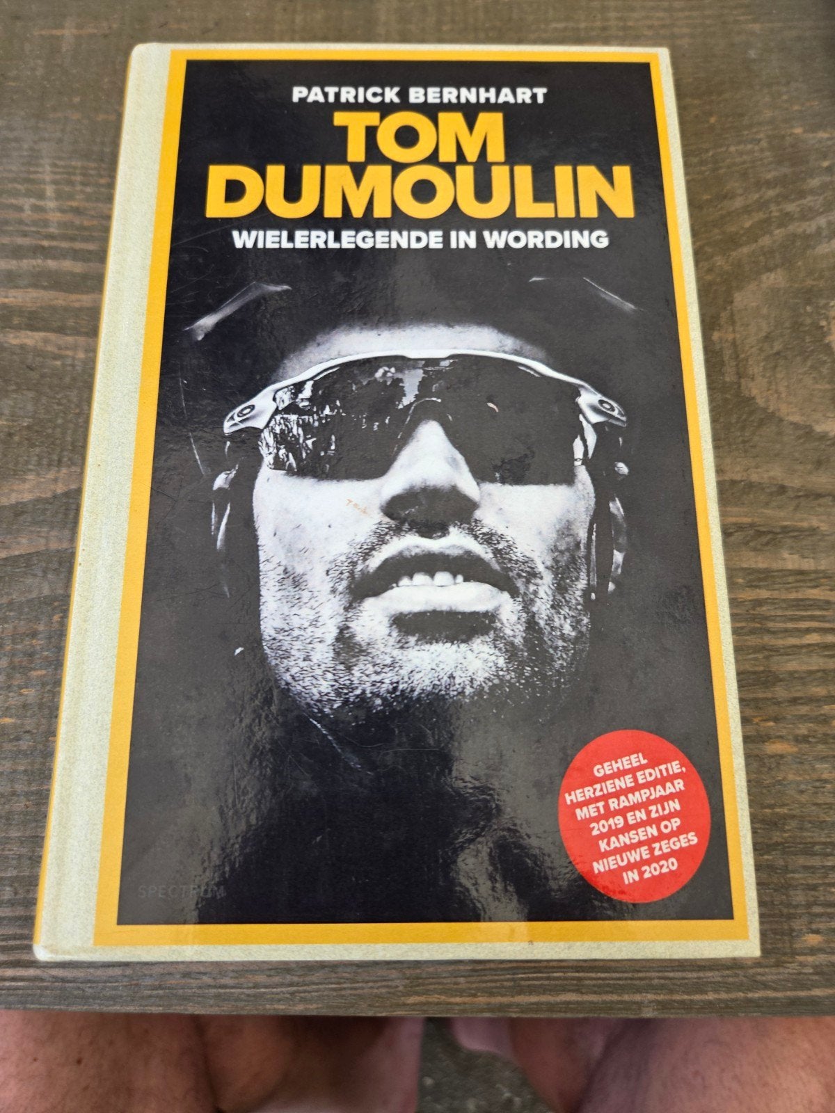 Tom Dumoulin: Wielerlegende in wording - Patrick Bernhart, Ophalen of Verzenden, Zo goed als nieuw, Patrick Bernhart, Lopen en Fietsen
