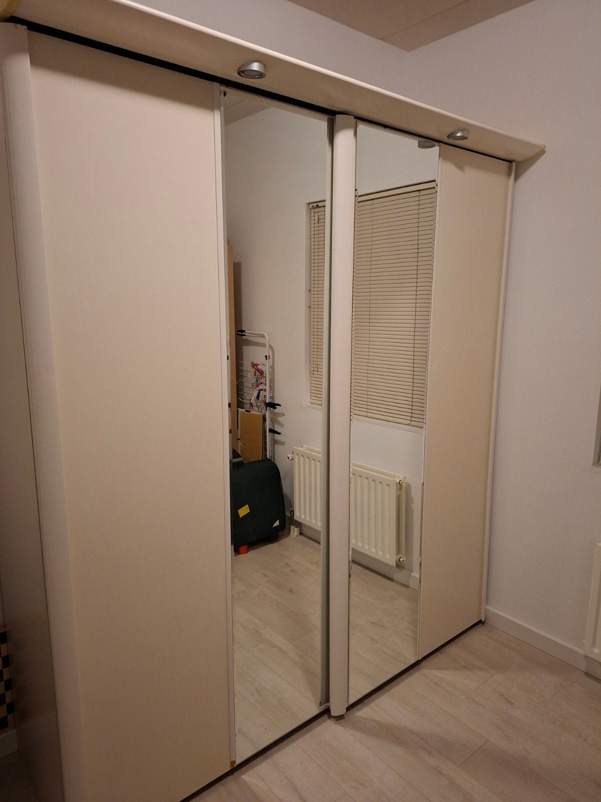 GRATIS KLEDINGKAST moet zsm weg, Huis en Inrichting, Ophalen, Gebruikt, 200 cm of meer, Met plank(en)