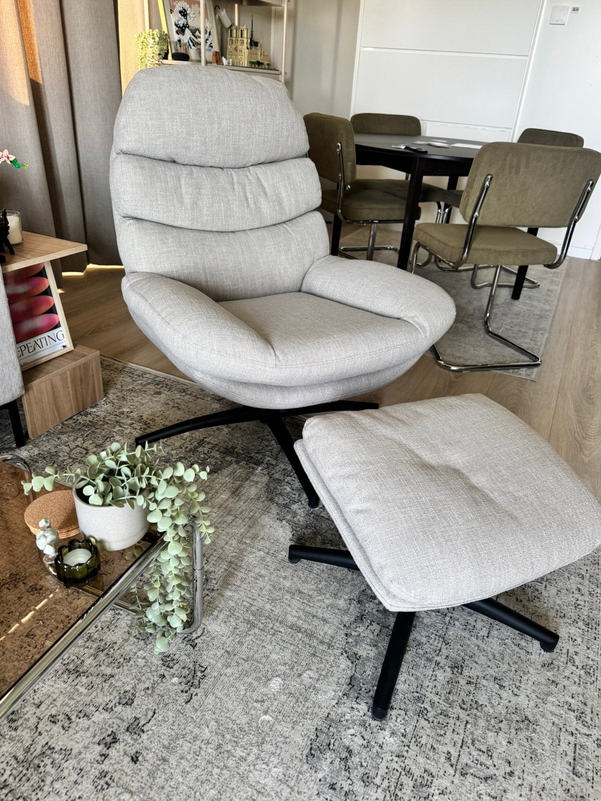 Draaifauteuils met hocker nagenoeg nieuw beige zand, Ophalen, Zo goed als nieuw, 75 tot 100 cm