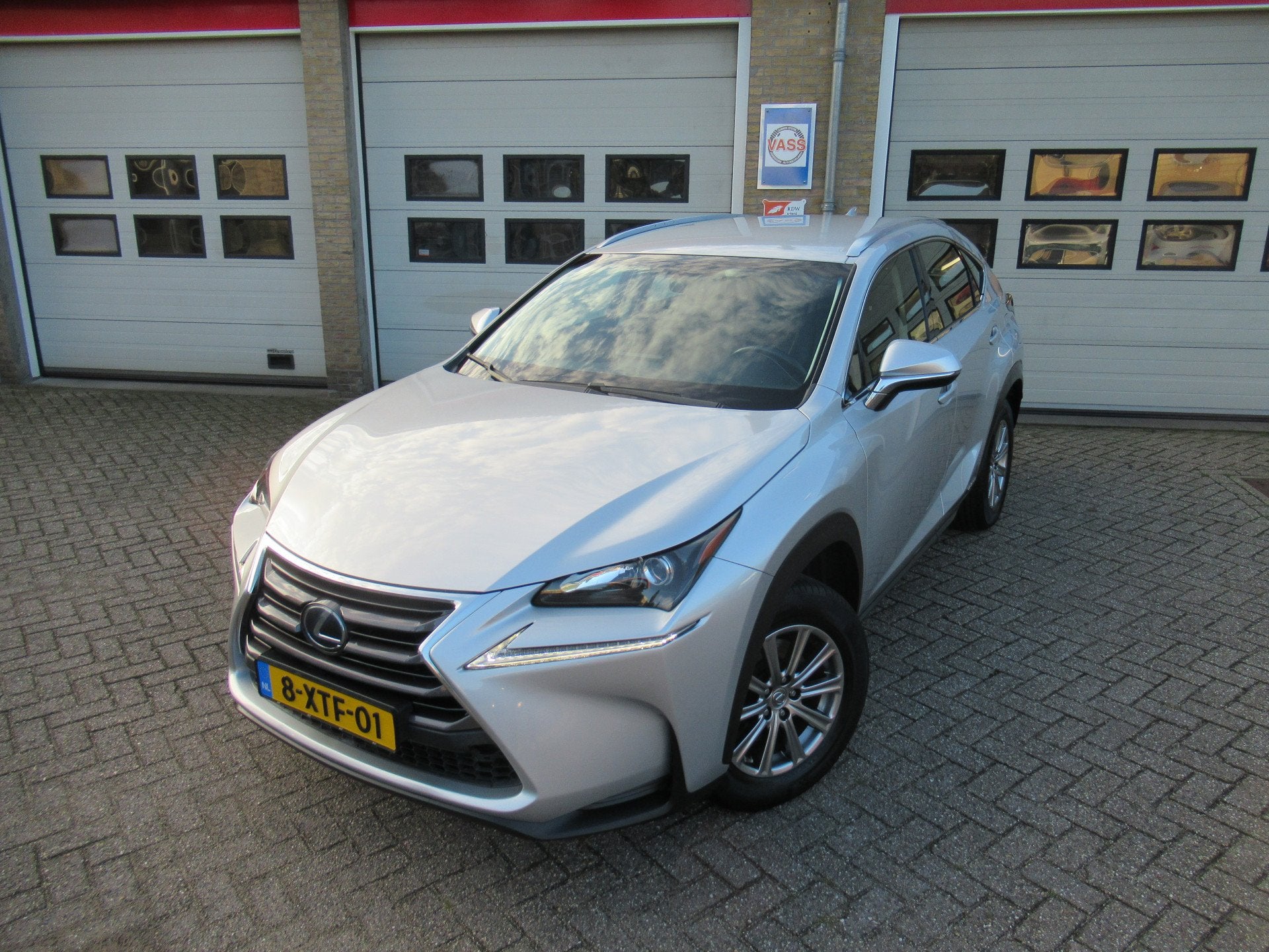 Lexus NX 300h AWD 25th First Edition leer Dealeronderhouden, Auto's, Automaat, Gebruikt, Euro 6, 1760 kg