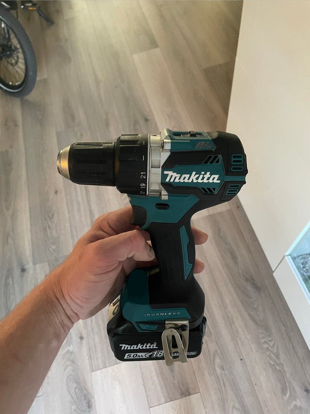 Makita schroef-boormachine + 3 accu’s en lader
