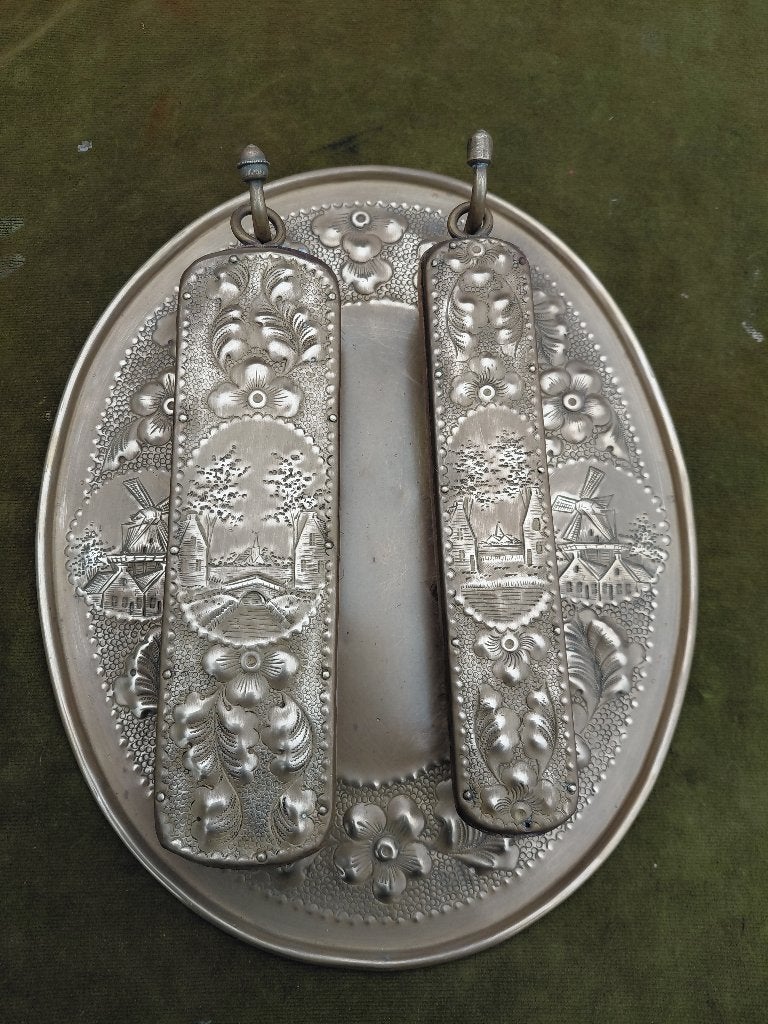Antieke latoenkoperen wandhanger met 2 borstels., Verzenden, Koper