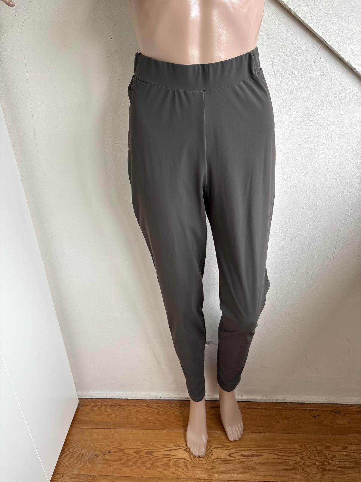 Zusss travelstof broek leguing khaki maat M/L, Maat 38/40 (M), Ophalen of Verzenden, Zo goed als nieuw, Lang