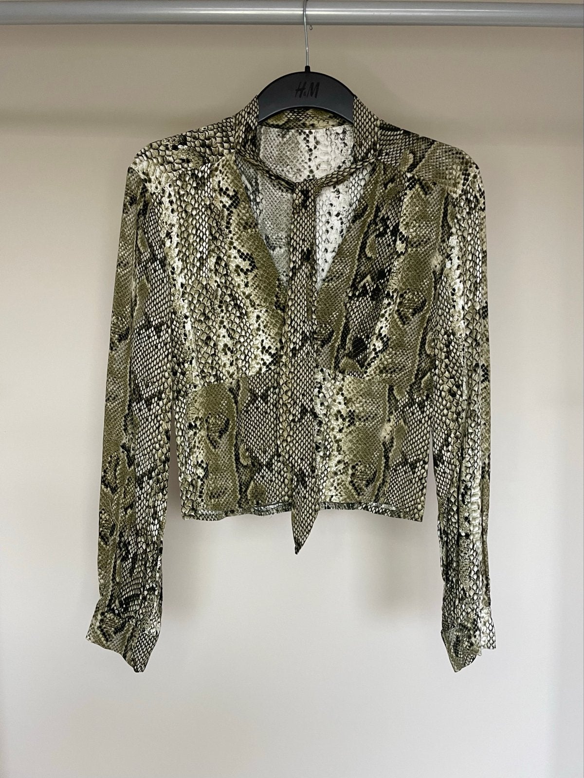 Blouse met slangenprint en strikdetail cropped, Ophalen of Verzenden, Nieuw, Maat 38/40 (M), Groen