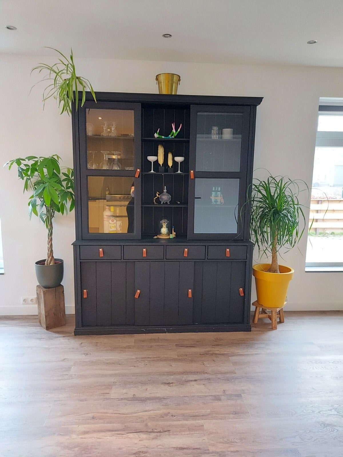 Zwarte buffetkast met glazen deuren en lades, Ophalen, Modern, Klassiek, Gebruikt, 25 tot 50 cm
