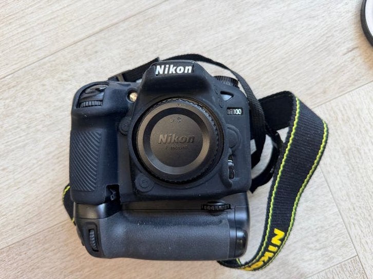 Nikon D7100 DLSR SUPER WEINIG 10200 clicks en batterygrip, Audio, Tv en Foto, Fotocamera's Digitaal, Bodydop, Gebruikt, Spiegelreflex