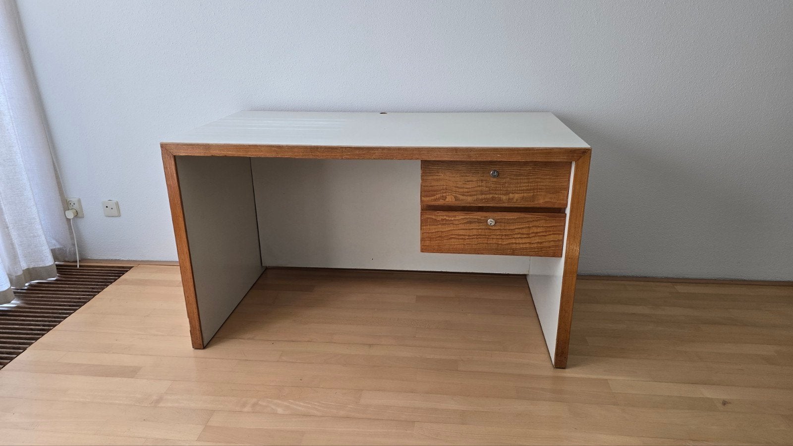 Bureautje, in cm: L130xB70xH75., Huis en Inrichting, Ophalen, Gebruikt, 70 cm, Grijs