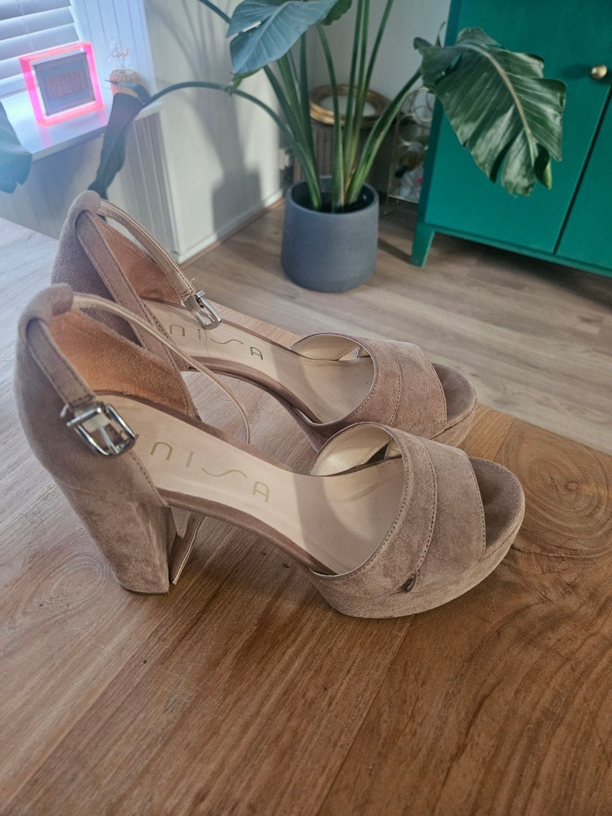 Unisa suède sandalen met hak, Beige, Zo goed als nieuw, Unisa, Sandalen of Muiltjes