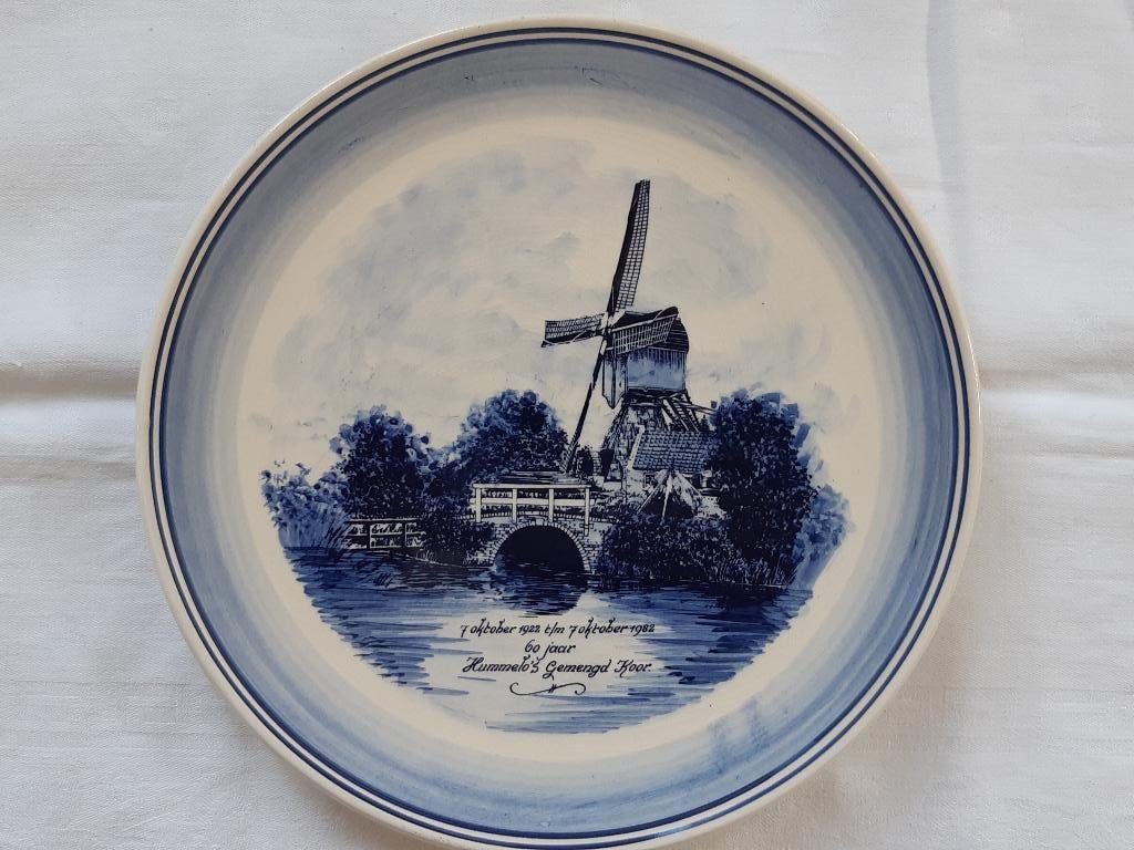 Delftsblauw wandbord HUMMELO 60 jaar gemengd koor 1922-1982, Antiek en Kunst, Antiek | Wandborden en Tegels, Ophalen of Verzenden