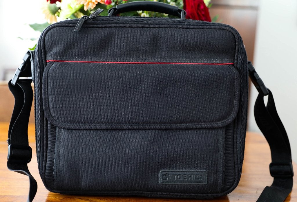 Laptop tas Toshiba in zeer goede staat., Computers en Software, Ophalen, 17 inch of meer, Zo goed als nieuw, Tabletvak