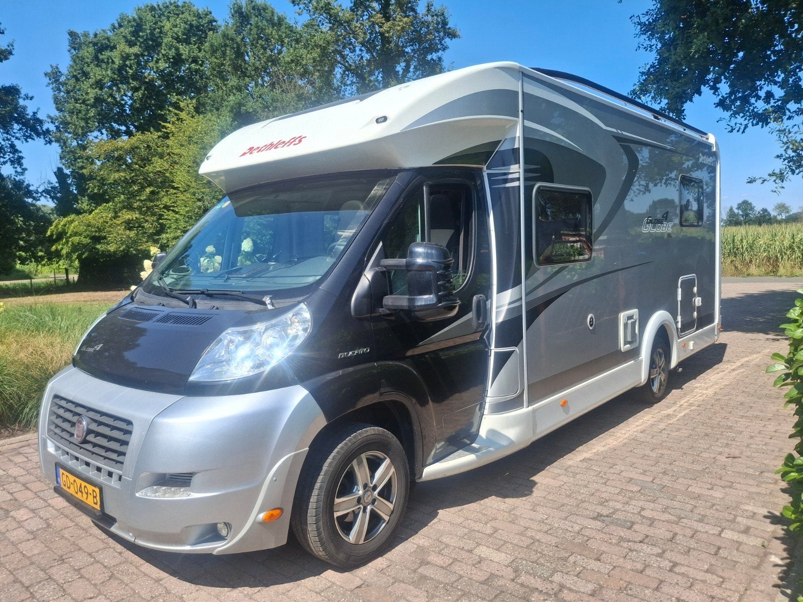Dethleffs Globebus T6 uit 2010 met enkele bedden en liftbed, Standaard zit, Fiat, Koelkast, Bedrijf