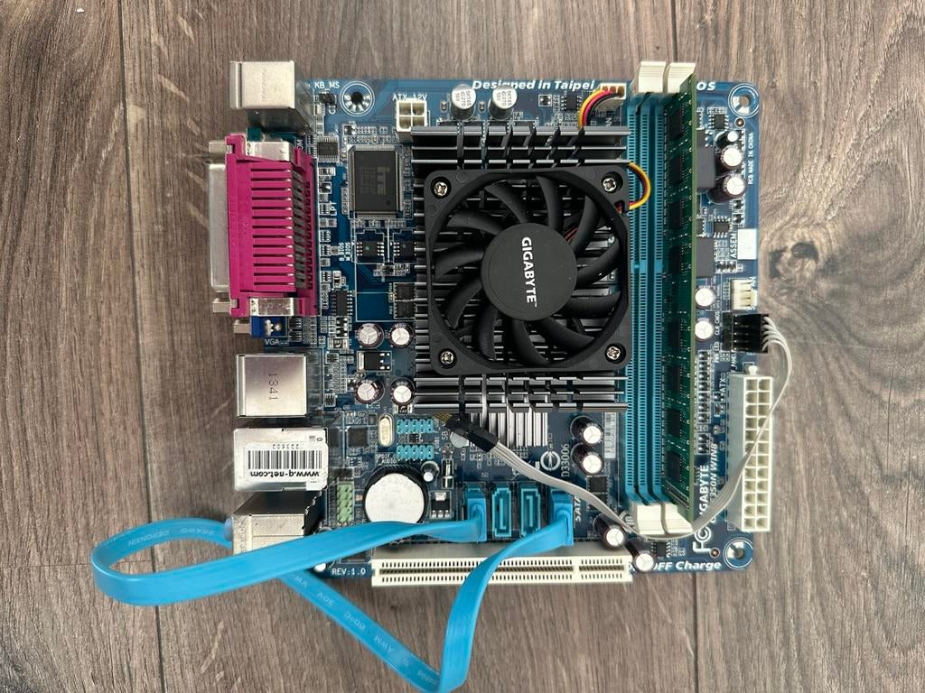 Gigabyte Mini-ITX Moederbord, AMD CPU, 2GB DDR3 RAM Z.G.A.N., Ophalen of Verzenden, Zo goed als nieuw, DDR3