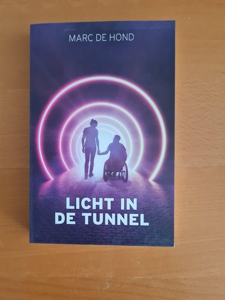 Licht in de tunnel (Marc de Hond), Boeken, Ophalen of Verzenden, Zo goed als nieuw, Film, Tv en Media, Marc de Hond